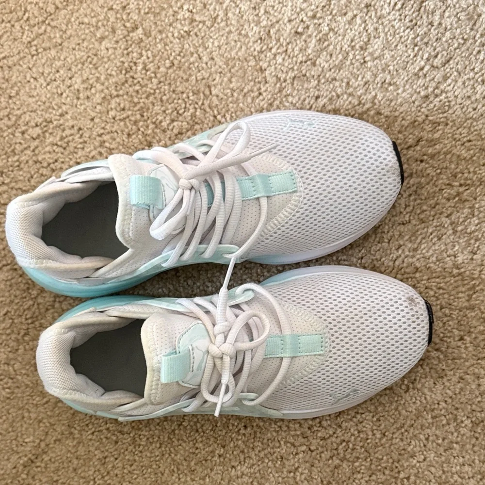 Women’s Softride Enzo Sneaker Size 9